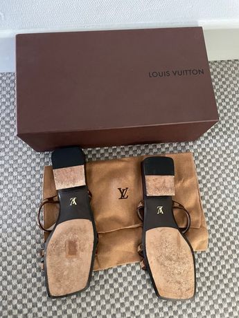 Louis Vuitton Sandales à talon compensé en cuir marron et or