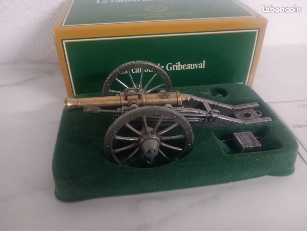 Lot De 7 Soldats De Plomb + 4 Cavaliers / Chevaux + 1 Canon De Gribeauval   9 Livrets