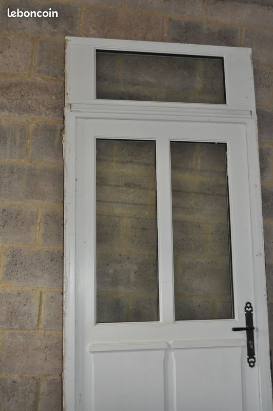 Porte de maison en bois (image 1)