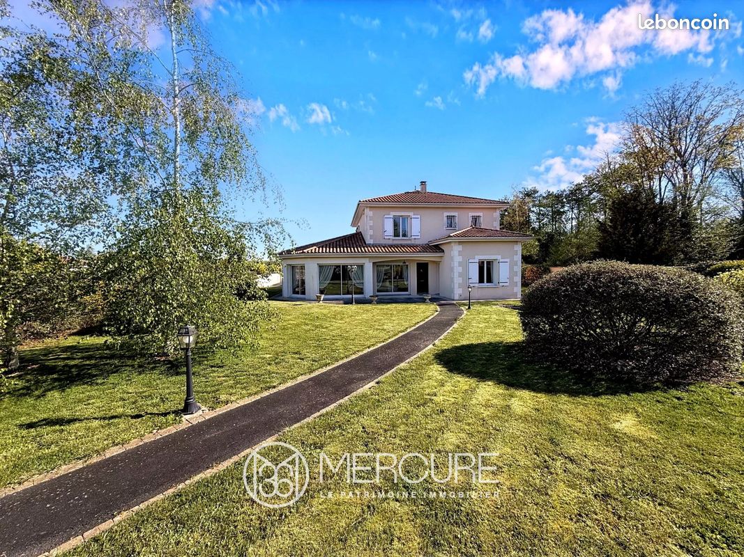 Maison 10 pièces 318 m² · à Neuville-de-Poitou · 318 m² · 448 000 €