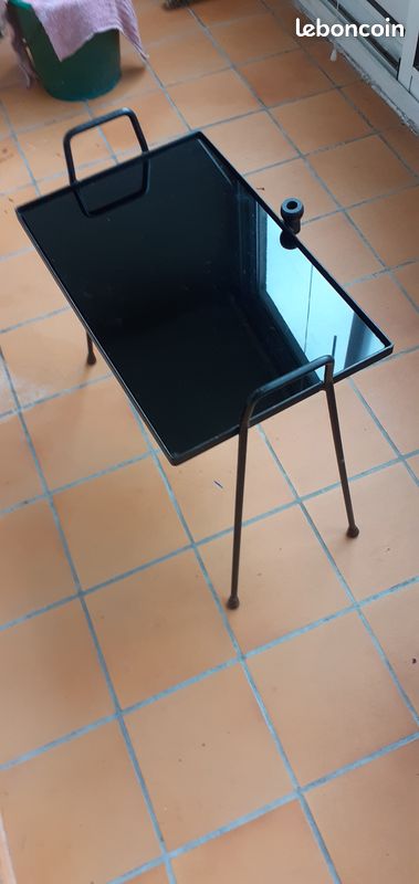 Table basse vintage en fer forgé et verre opalin noir, années 1950 (image 1)