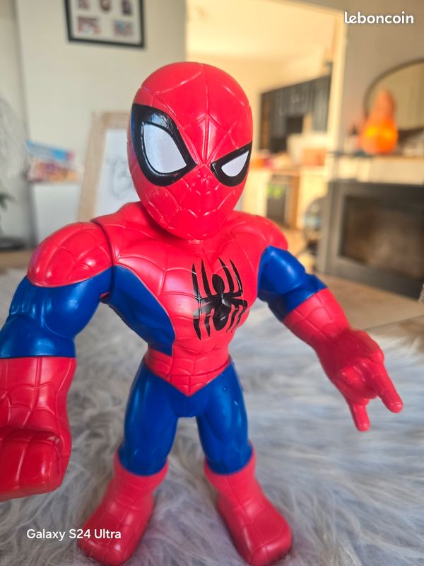 Spider man figurine (image 3)