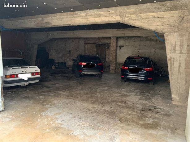 Loue place dans un garage commun