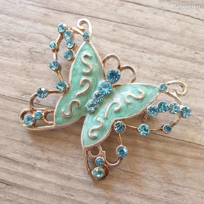 Broche papillon en métal argenté émaillé turquoise, strass bleus, 6cm (image 1)