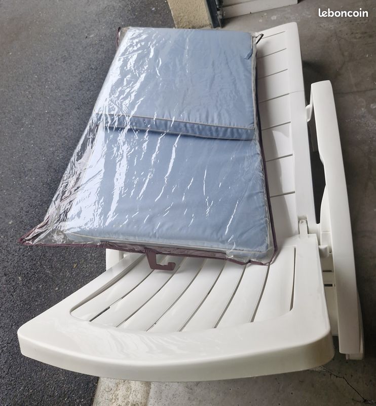 Bain de soleil Miami Grosfillex blanc avec et coussin bleu (image 2)