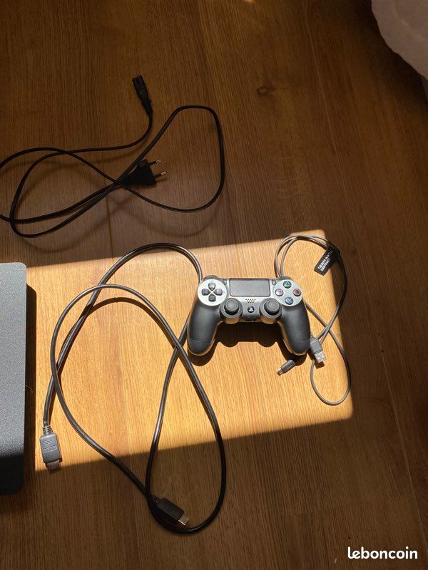PlayStation 4 slim 1 to, manette et câbles et 4 jeux PRIX À NÉGOCIER (image 3)