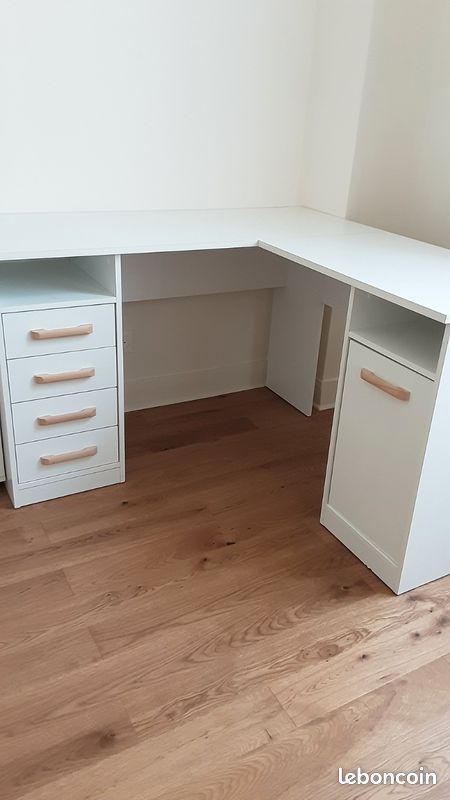 Bureau (image 1)