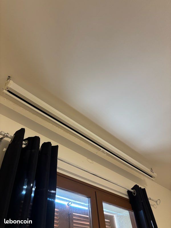 Lot vidéoprojecteur Full HD + écran 105" + support mural (image 9)
