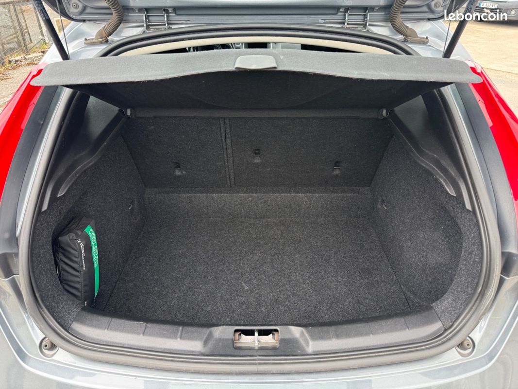Volvo V40 1.6 115 2eme main tres propre (image 12)