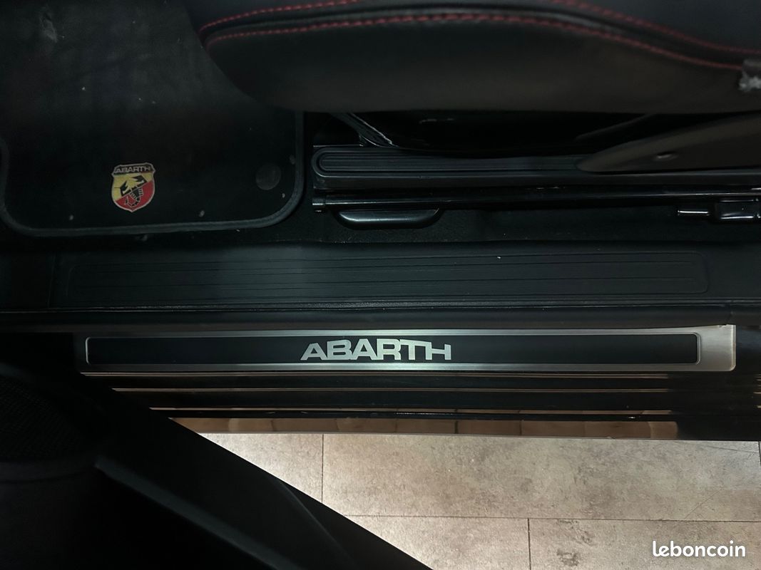 ABARTH 595 1.4 T-Jet 180 CH BVA Cabriolet Competizione Esseesse + ECHAPPEMENT AKRAPOVIC + PACK CARBONE + BEATS AUDIO + 1ERE MAIN + GARANTIE 12 MOIS (image 34)