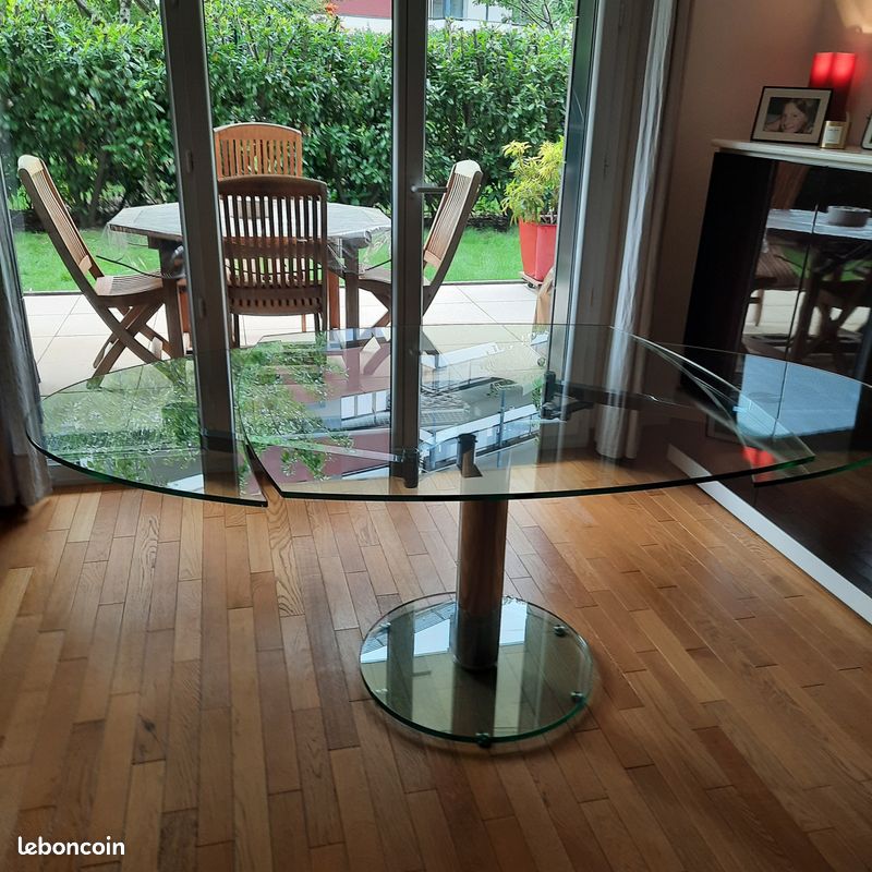 Table en verre avec rallonge marque la maison comtemporaine avec 4 chaises (image 1)