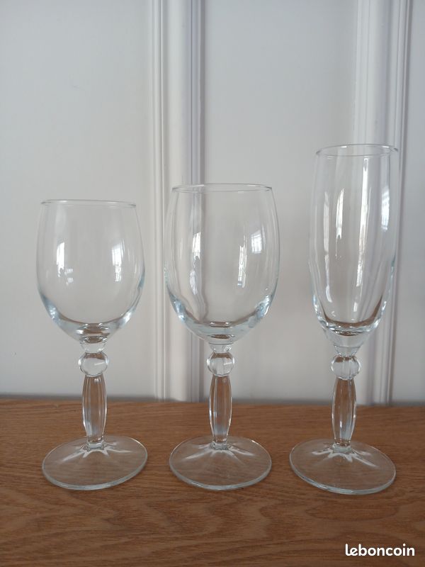 Ensemble de 30 verres à pied (image 1)