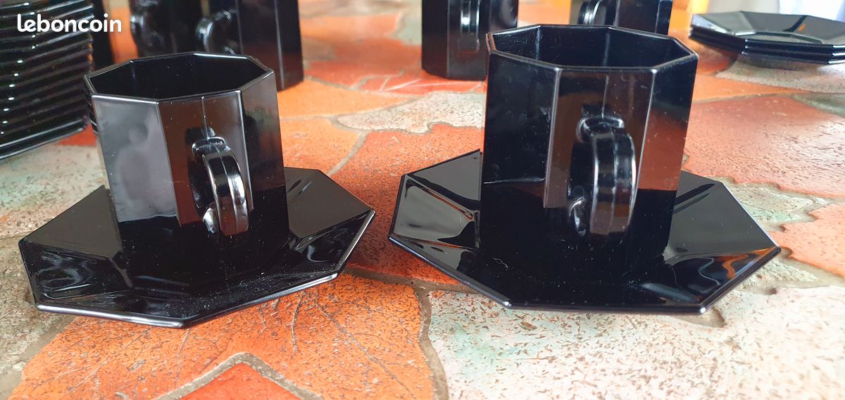 Service noir design – 15 tasses + 15 soucoupes + 4 grandes tasses + 4 soucoupes + 6 assiettes (image 5)