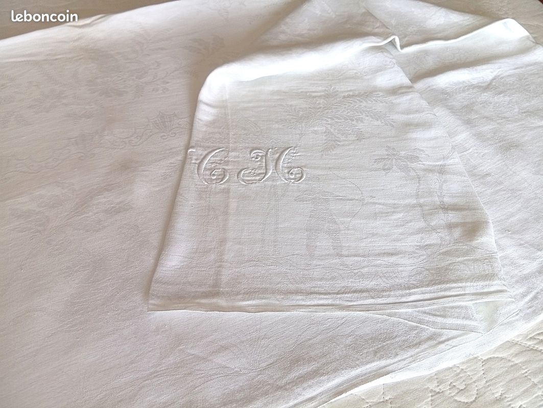 Ancienne nappe monogrammée en tissu damassé (image 1)