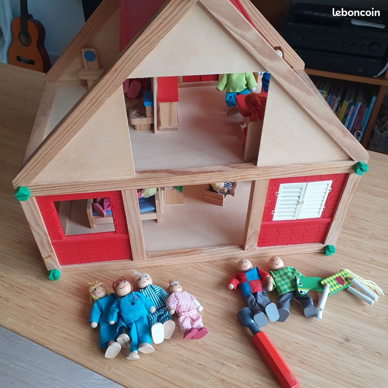 Maison de poupée en bois avec personnages bois et accessoires (image 1)