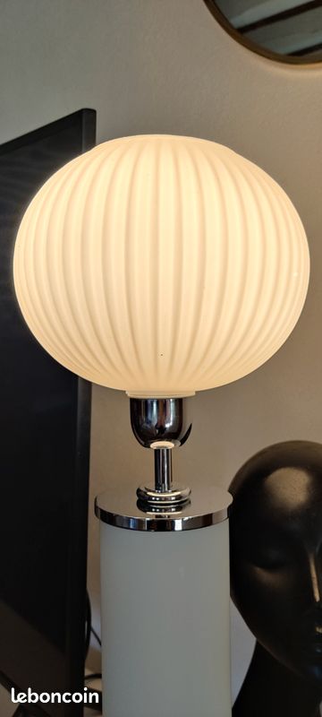 Lampe De Table Design Wagenfeld - Base Chromée Et Abat-jour En Verre Blanc