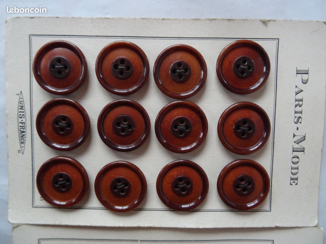 Plaquette à Boutons Vintage Rouge - Ancienne - Occasion - Pièce De Décoration Rétro