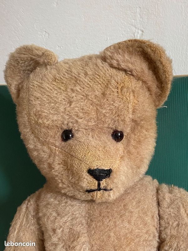 Vieux ours en peluche rempli de paille - France