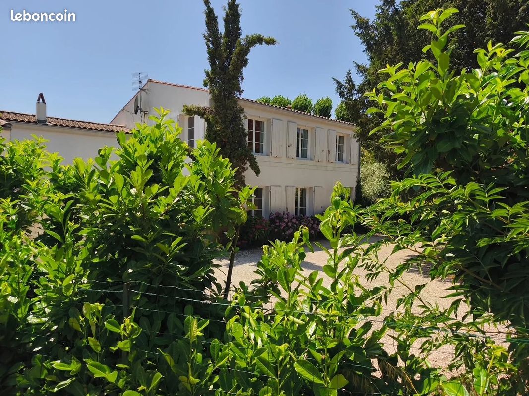 Maison 8 pièces 226 m² · à Saint-Romain-de-Benet · 226 m² · 631 350 €