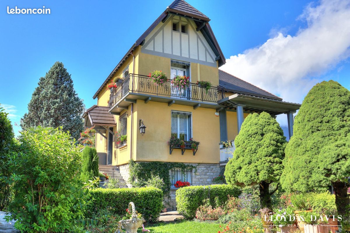 Maison 8 pièces 212 m² · à Saint-Pierre-d'Albigny · 212 m² · 595 000 €