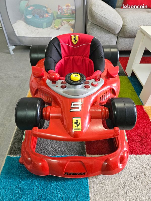 Trotteur bébé ferrari en très bon état Équipement bébé