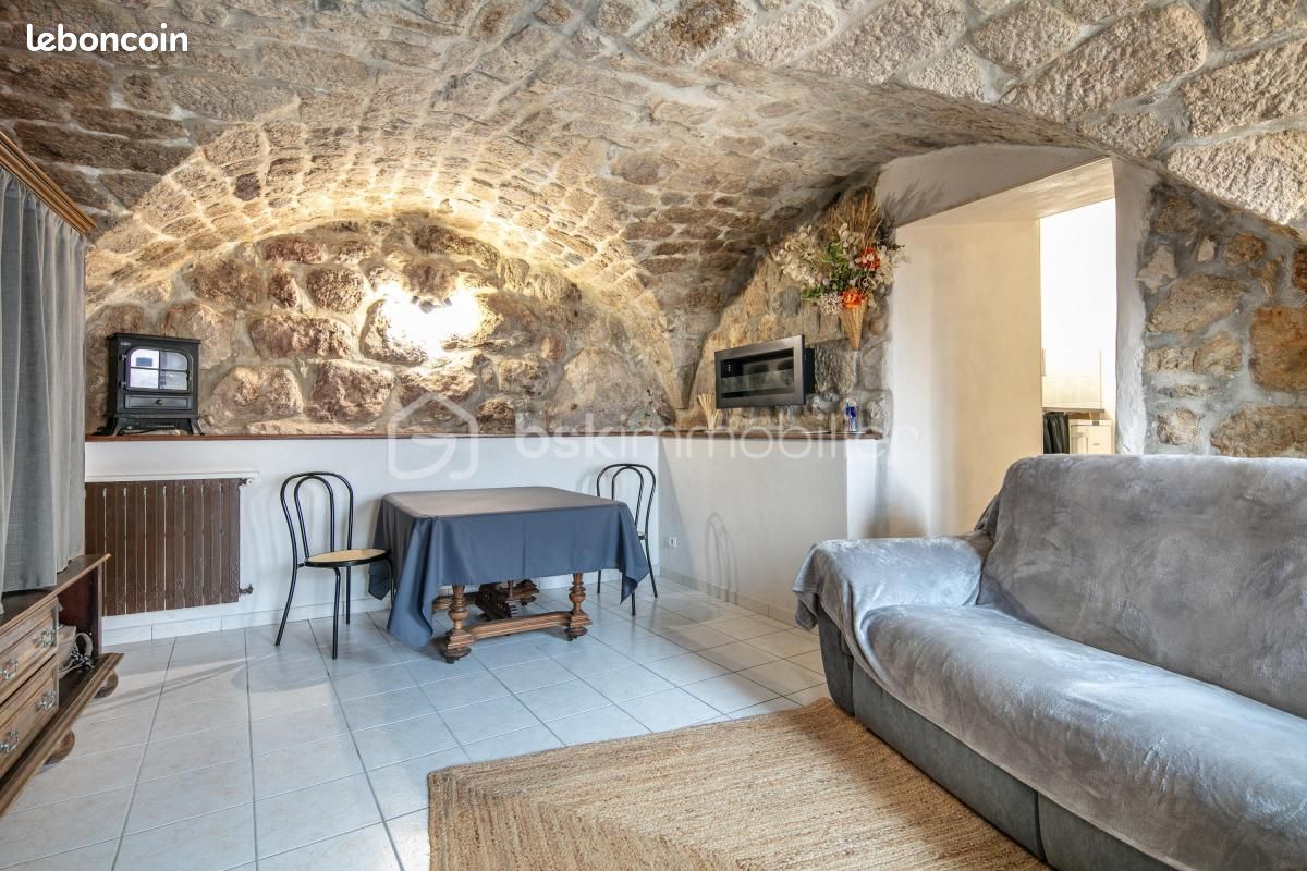 Maison 8 pièces 105 m² · à Burzet · 105 m² · 100 000 €