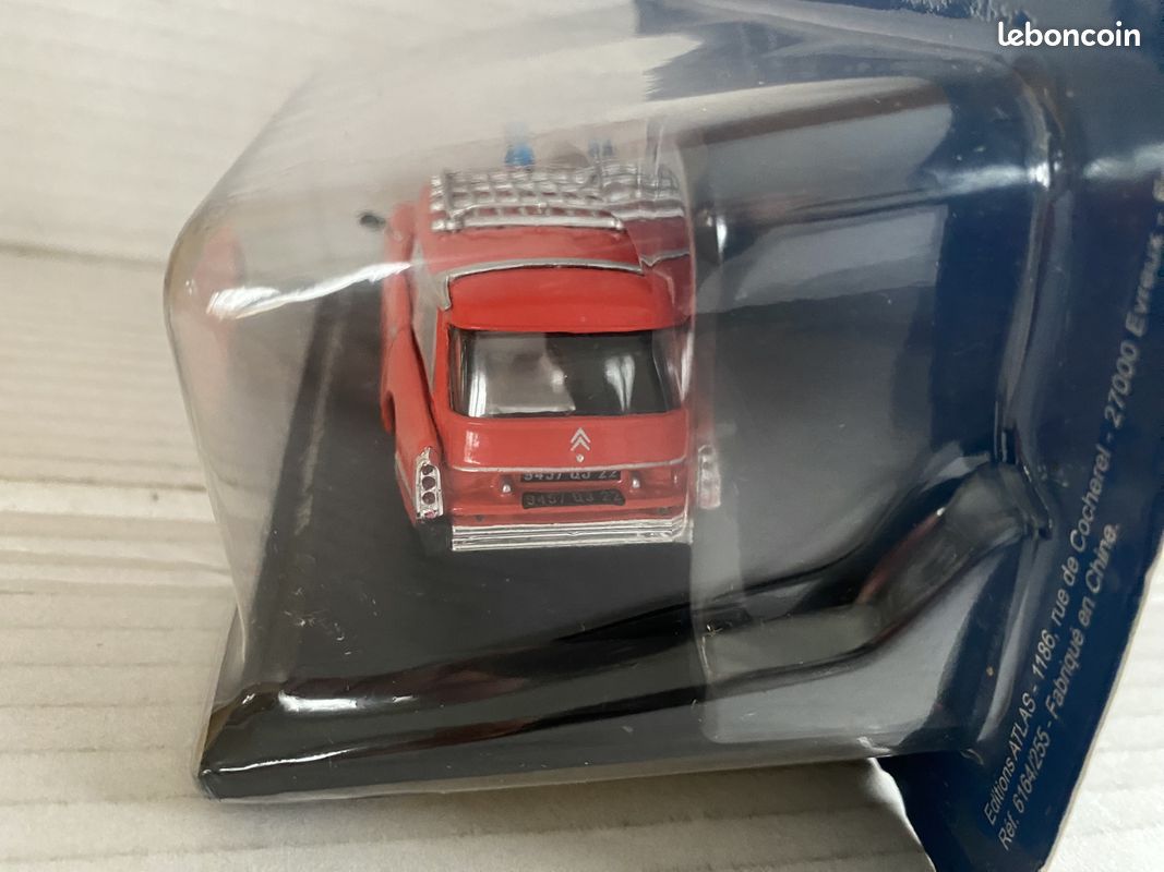 Voiture ambulance citroen ID 19 a l'échelle 1/43 (militaire