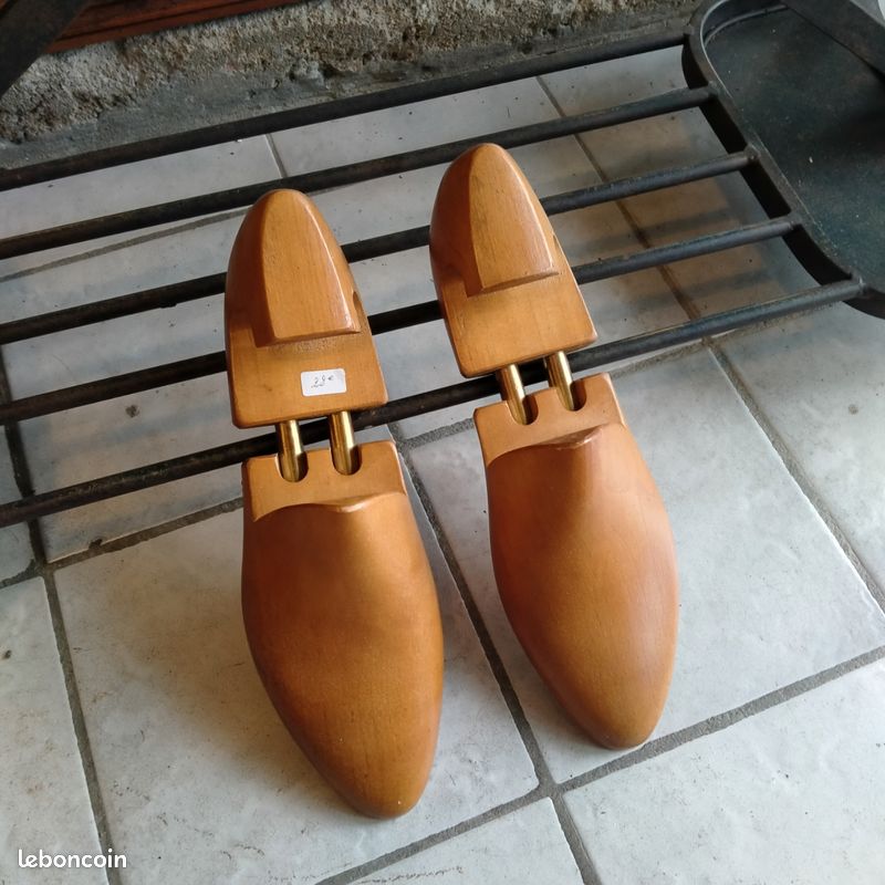 Paire d'embauchoirs vintage pointure 42 Décoration