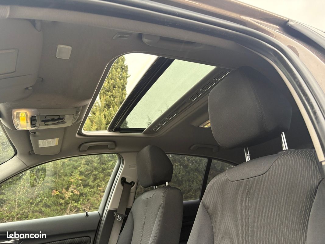 BMW SERIE 1 F20 125i 218 ch bva8 Lounge Plus Radars avants arrières entretien complet BMW Garantie 12 mois (image 19)
