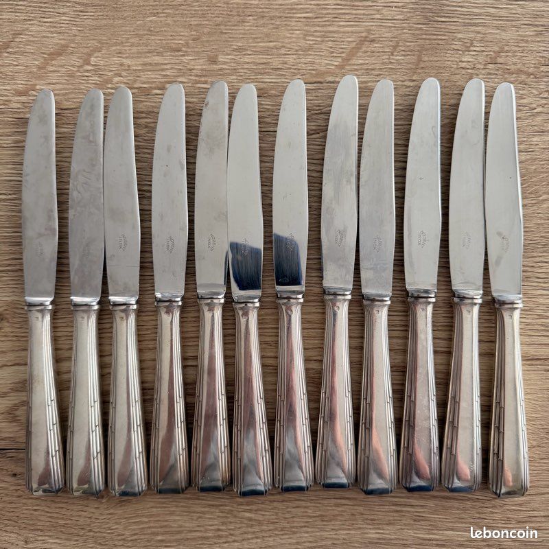 Coffret de 12 couteaux en métal argenté