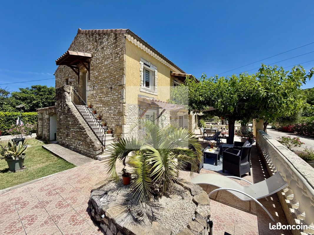 Maison 6 pièces 300 m² · à La Garde-Adhémar · 300 m² · 590 000 €