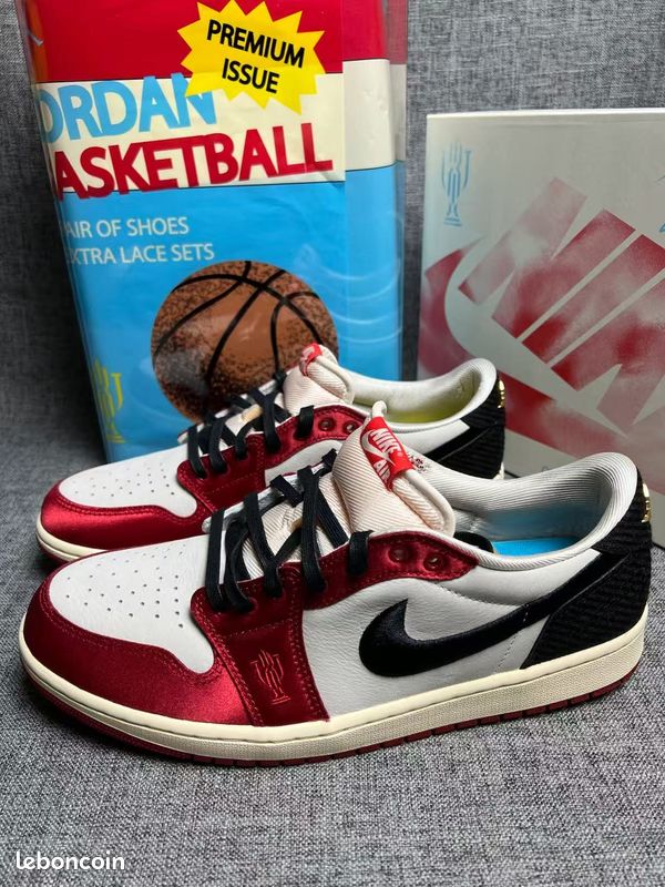 Jordan 1 Low Trophy Room taille 42 bon état (image 2)