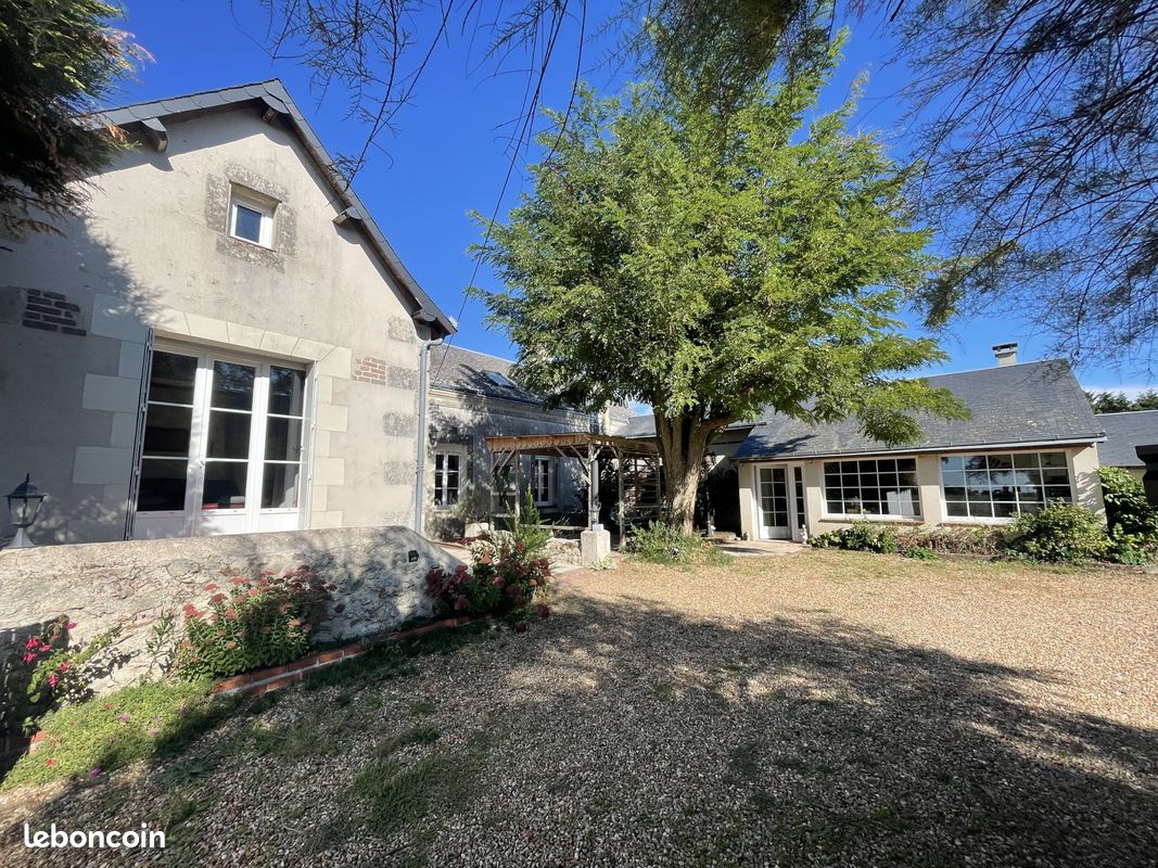 Maison 6 pièces 164 m² · à Neuvy-le-Roi · 164 m² · 270 000 €