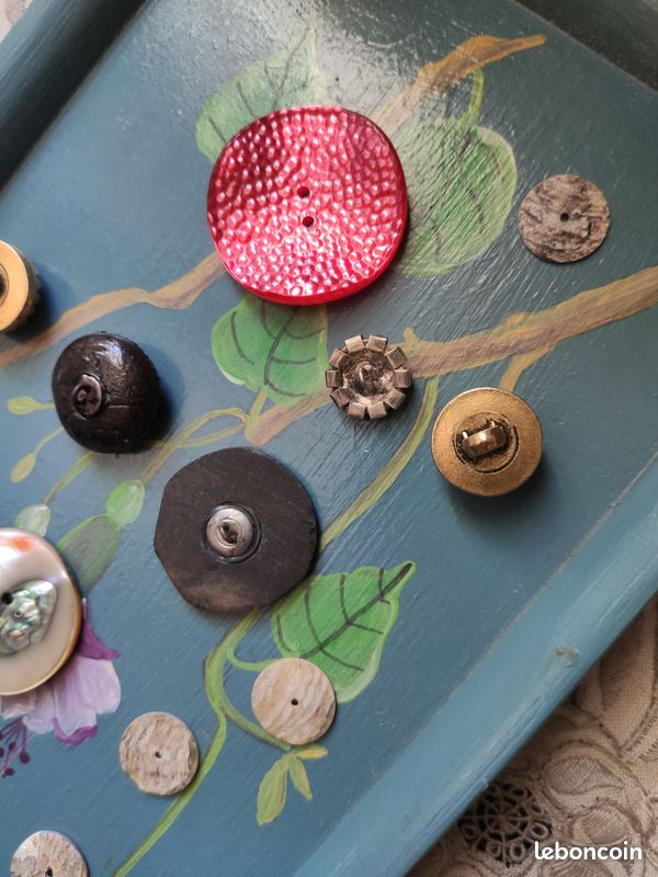 113 Boutons Anciens Neufs De Stock - Dans Une Boîte à Couture Vintage - Matières Variées (verre, Celluloïd, Passementerie) - Fabriqués En France
