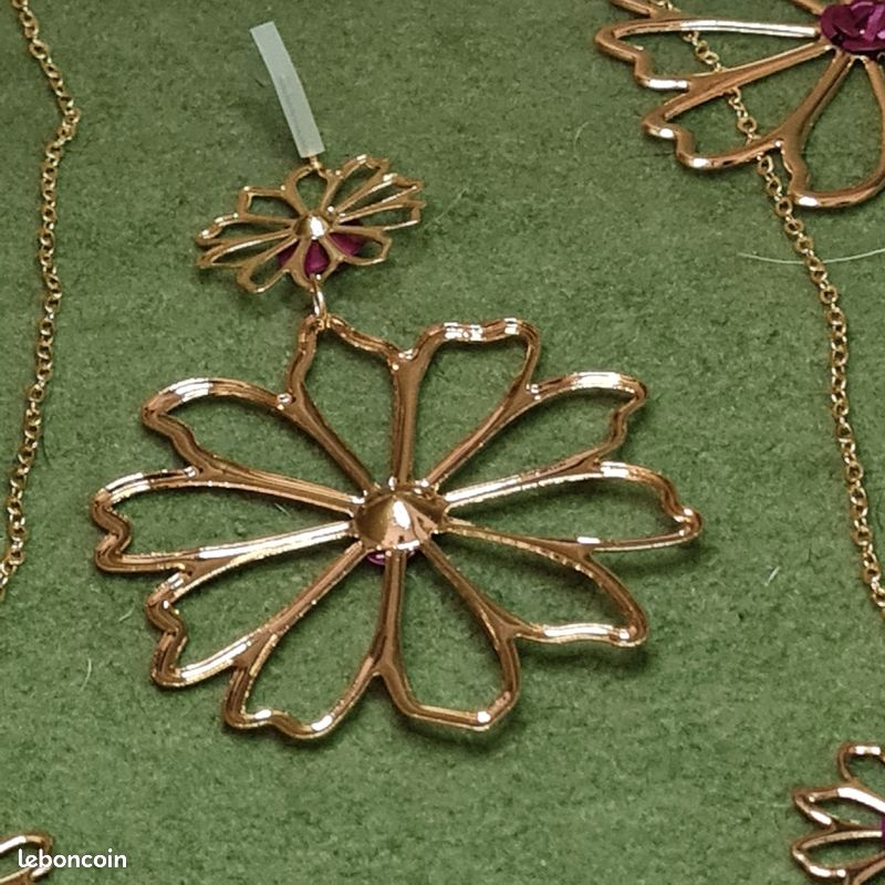 Boucles d'oreilles et collier assorti style florale (image 7)