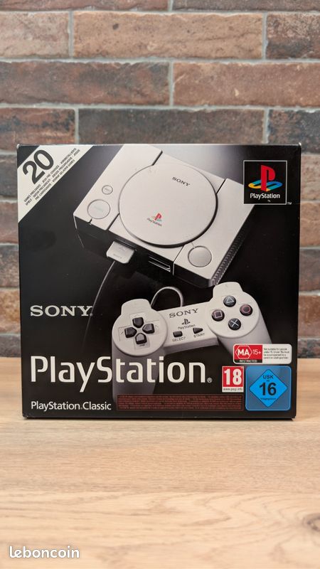 PlayStation Classic
Comme neuve, utilisée deux fois seulement.
Le pack comprend : deux manettes, un câble USB, un câble HDMI et la console.
Vendue avec boîte d'origine, notice etc.
Prix : 85 (image 1)