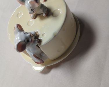 Plat de présentation avec sa cloche en faïence - - boutique en ligne de brocante