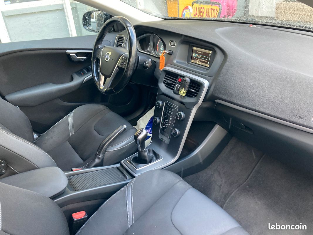 VOLVO V40 T2 120ch ESSENCE MOMENTUM (image 4)