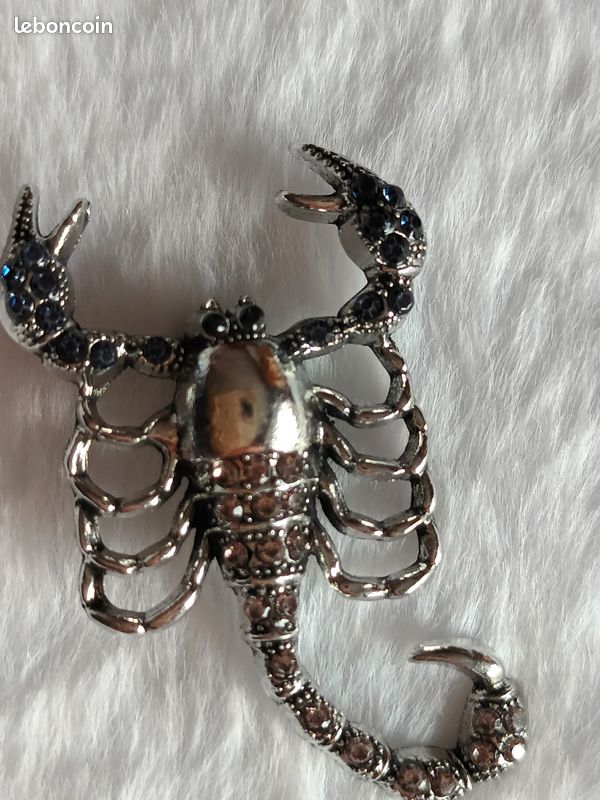 Broche scorpion argentée strass bleu (image 7)