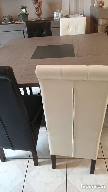 Table pour salle à mangé et 7 chaises (image 1)