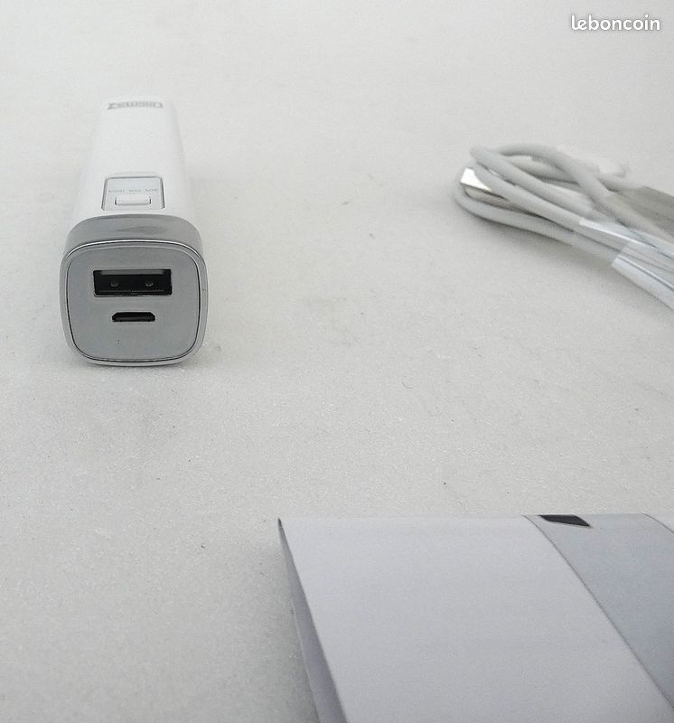 Batterie externe neuve, secours pour recharger portables, baladeurs,  appareil photos, e cigarette, idéale pour s'absenter et pour les vacances .  