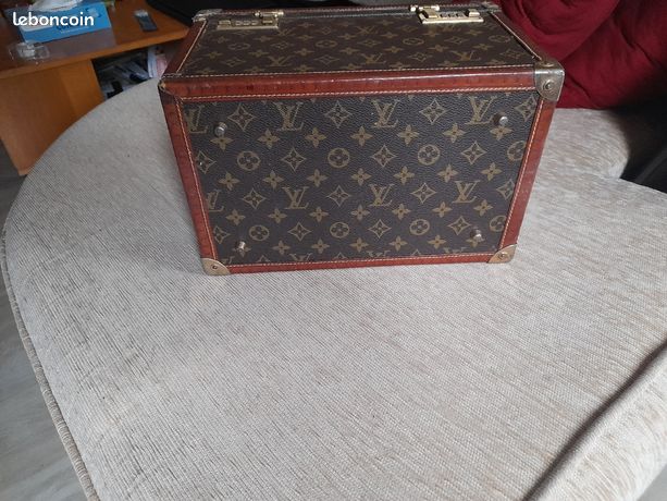 LOUIS VUITTON valise cabine Pégase légère à roulettes, 55cm. - Une poche  plaqué… - Boisgirard Antonini