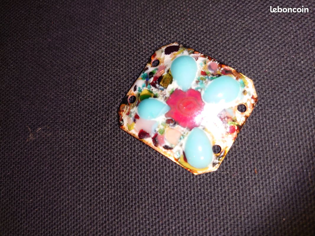 Pendentif Plaque en émail à accrocher avec des rubans élément pour bijou ou motif de fleur à Pétales bleus et centre rouge sur fond tâcheté multicolore Emaux sur métal Vintage (image 4)