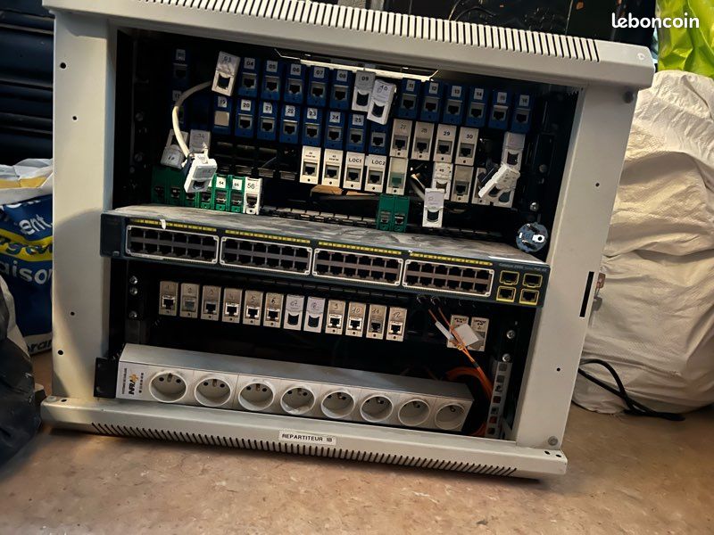 Lot Mini Baie Répartiteur Informatique 8U Avec Équipement Complet – Gigamedia (Montage Mural)