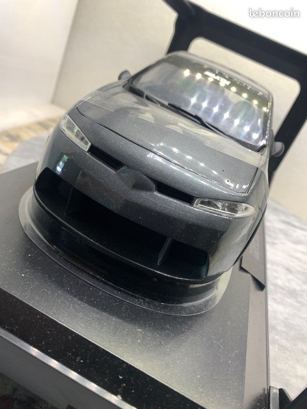 Sammler-Modell :: Renault Mégane Vampire Tuning blau met. 1/18