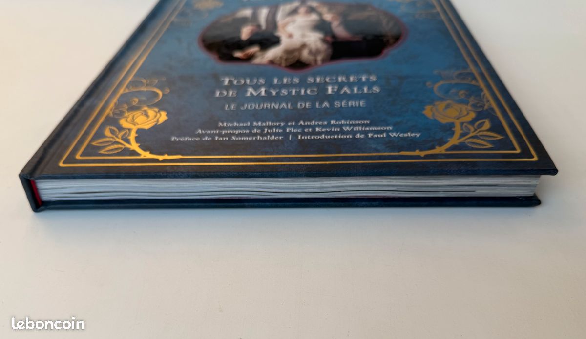 Livre The Vampire Diaries - Tous les secrets de Mystic Falls - Edition reliée collector • Excellent état (image 6)