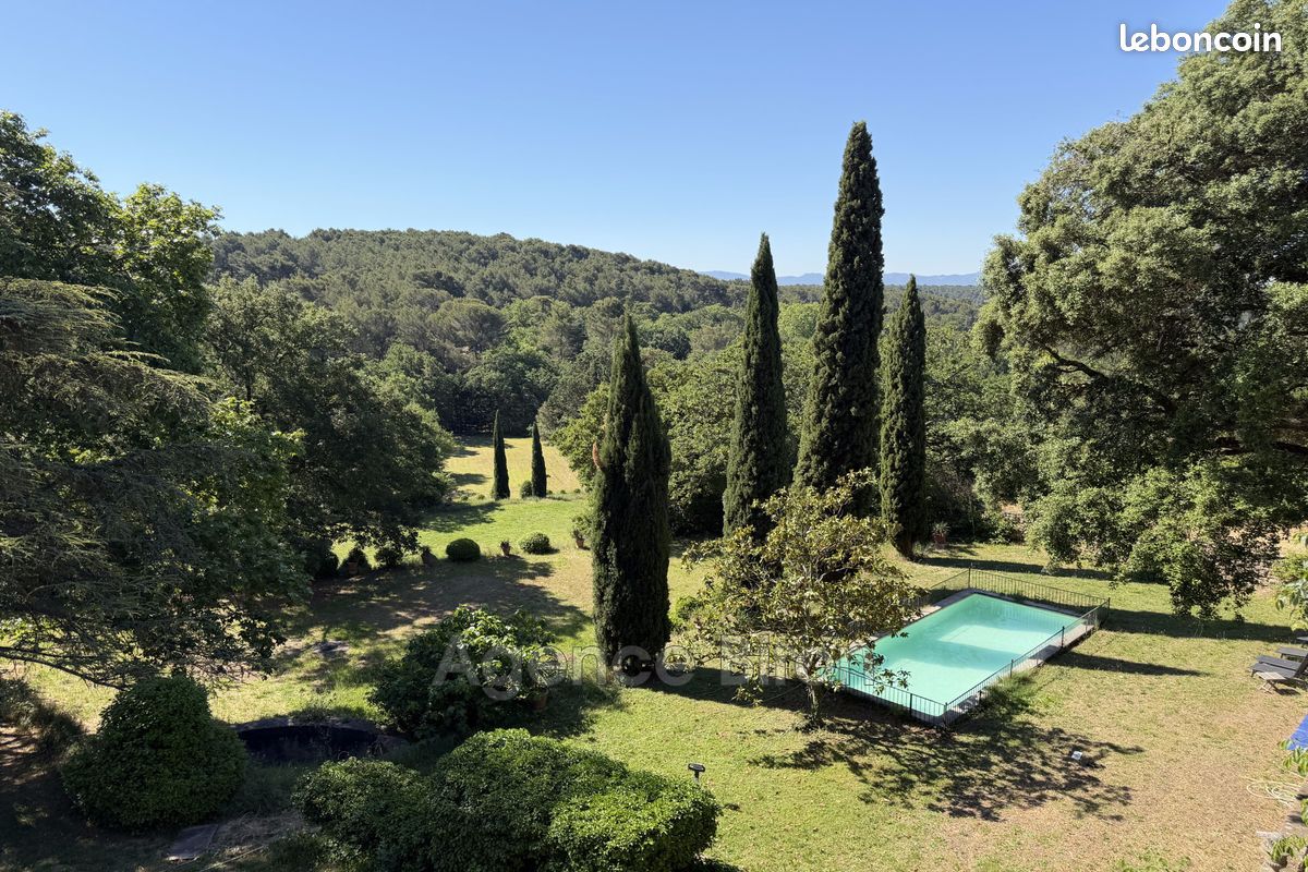 Maison 10 pièces 371 m² · à Aix-en-Provence · 371 m² · 6 000 €