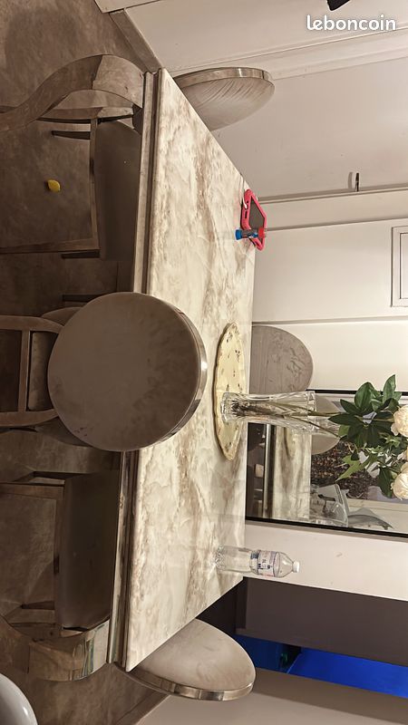 Table à manger et quatre chaises (image 1)