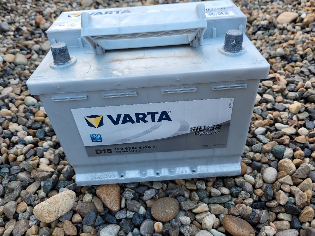Varta Silver Dynamic D15 Car Battery, 563 400 061 , 12V, 63 Ah, 610 A :  : Automotive