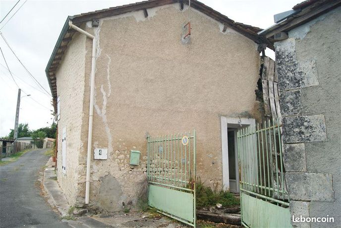Maison en pierre avec grange à rénover | Montboyer | 60 m² habitables